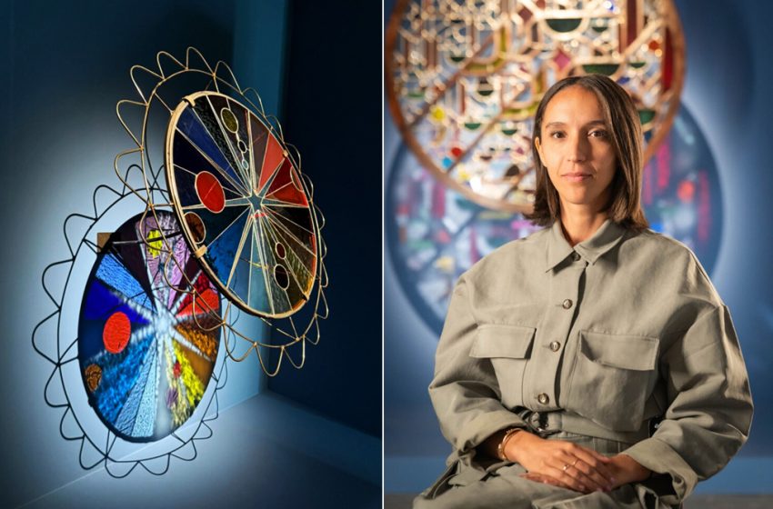 Œuvre contemporaine de Sara Ouhaddou intitulée « A la recherche des étoiles je suis revenue avec des fleurs » (2025), vitrail circulaire en acier inoxydable de 80 cm de diamètre, accompagnée du portrait de l’artiste.