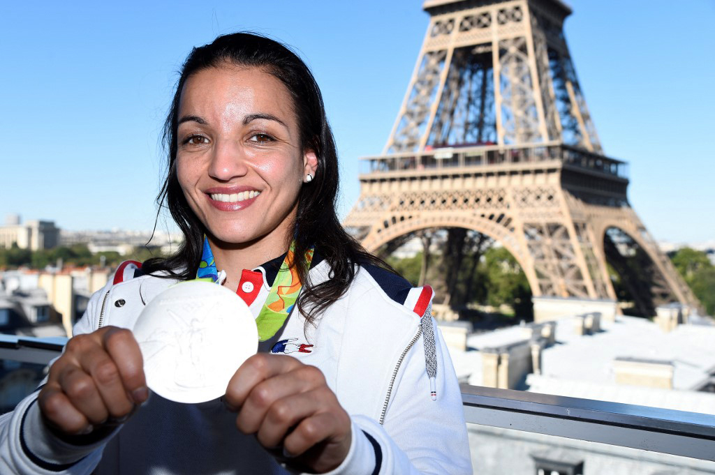 Sarah Ourahmoune pose avec sa médaille d’argent devant la tour Eiffel à Paris, le 23 août 2016, après les Jeux olympiques de Rio.