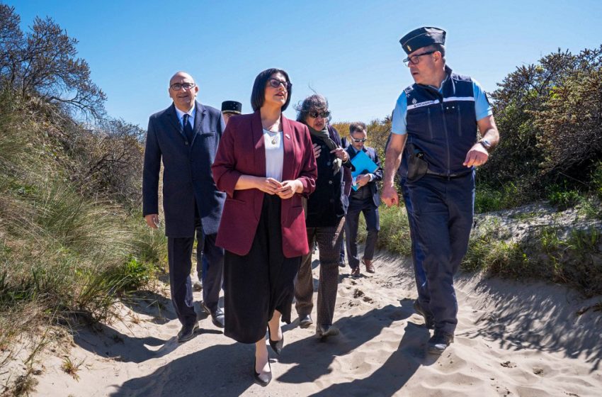 Shabana Mahmood et Laurent Nuñez lors d’une présentation conjointe des dispositifs de lutte contre l’immigration irrégulière à Zuydcoote, près de Dunkerque, le 23 avril 2026.