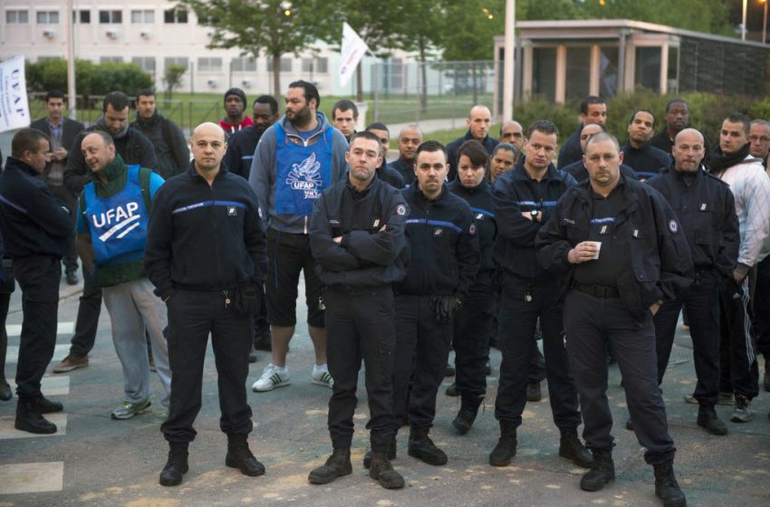 Manifestation de surveillants pénitentiaires devant la prison de Fleury-Mérogis.