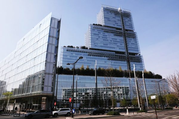 Bâtiment moderne du Tribunal de Paris à Batignolles, façade vitrée avec terrasses végétalisées, photographié par AFP