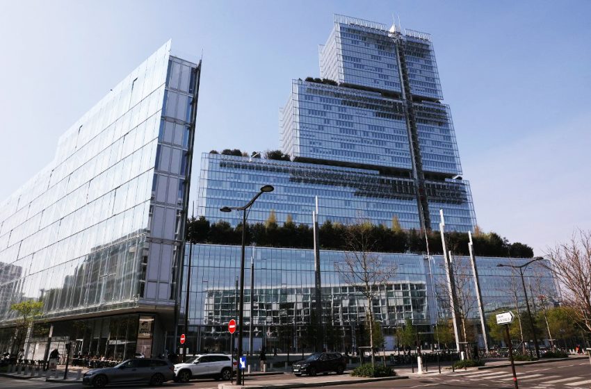Bâtiment moderne du Tribunal de Paris à Batignolles, façade vitrée avec terrasses végétalisées, photographié par AFP