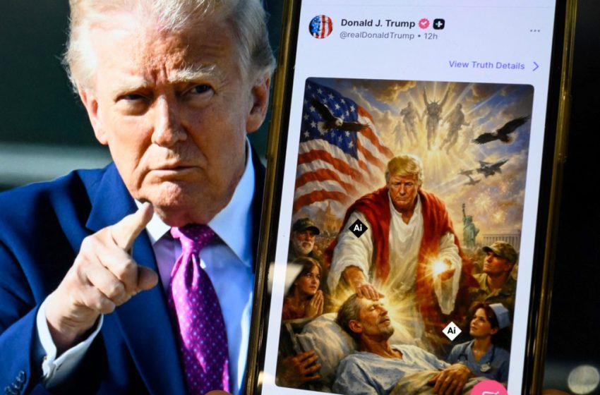 Illustration avec Donald Trump sur un écran et une image générée par intelligence artificielle le montrant en Jésus-Christ, en robe rouge et blanche, avec un drapeau américain en arrière-plan.