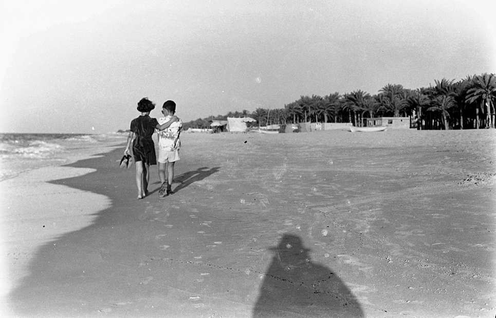 Auto‑portrait de Kegham Djeghalian Sr avec ses enfants à Gaza, circa 1952, extrait de l’exposition Photo Kegham de Gaza : une archive inachevable présentée au Centre Photographique Marseille.