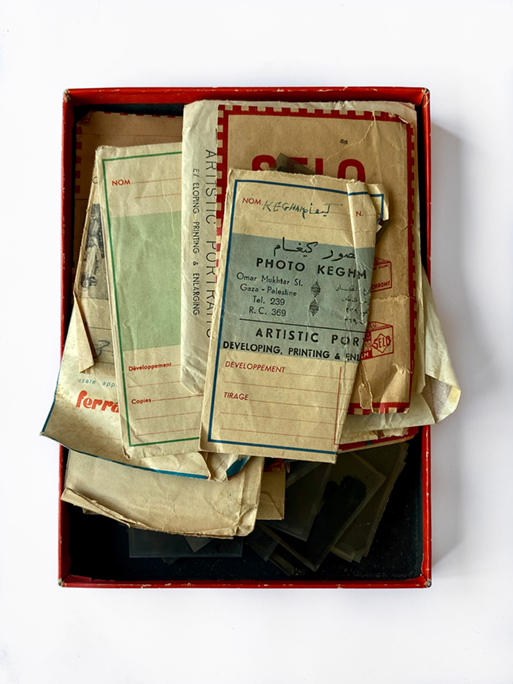 Œuvre La boîte ouverte (2018) de Kegham Djeghalian Jr, exploration autour de la mémoire familiale et des archives photographiques de Gaza, présentée dans le cadre de l’exposition Photo Kegham de Gaza : une archive inachevable à Marseille.