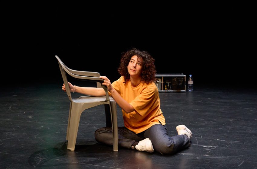 Lou Adriana Bouziouane sur scène dans Quartier de femmes à la Maison des Métallos à Paris.