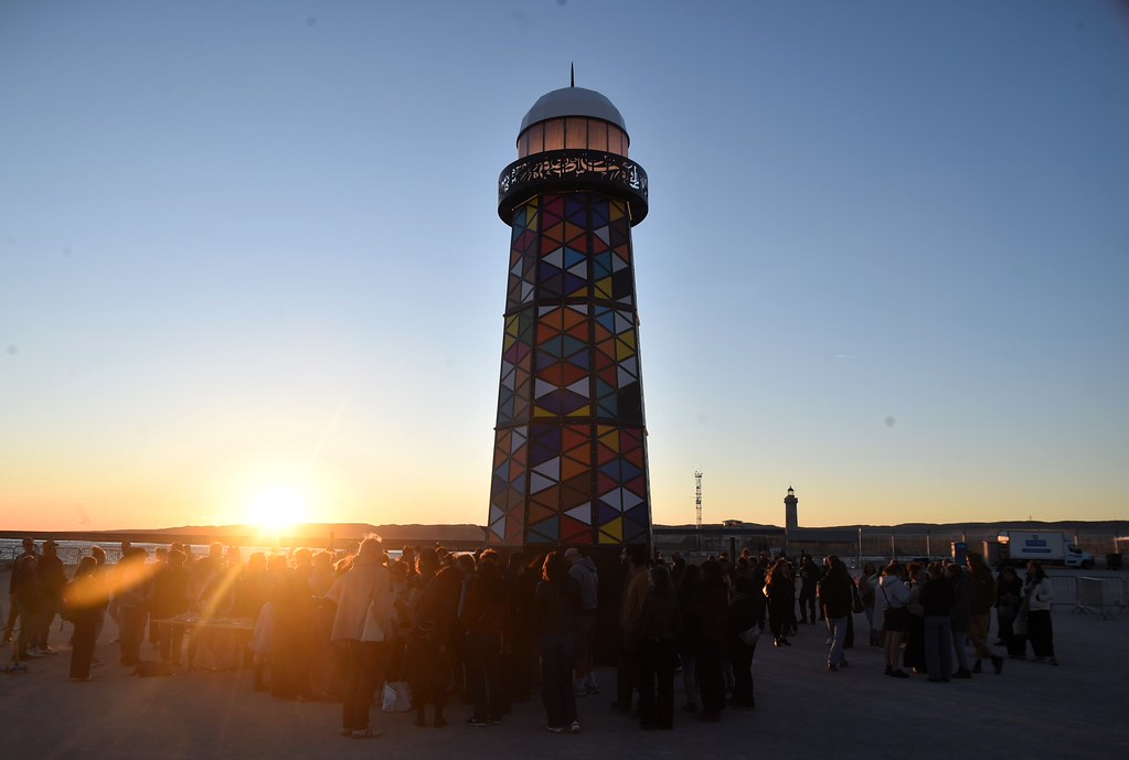 Sculpture monumentale Re‑lighthouse de Shareef Sarhan, phare construit à partir de débris recyclés de Gaza et reconstruit sur l’esplanade du Mucem à Marseille en 2026.