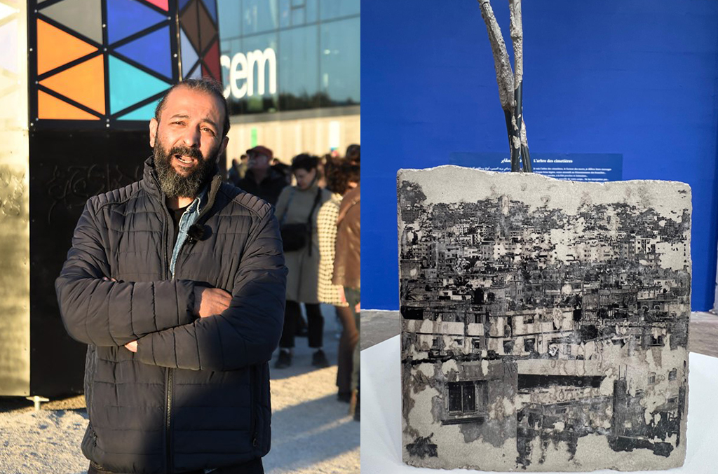 À droite, œuvre de Shareef Sarhan présentée à la Saison Méditerranée 2026 à Marseille, évoquant les ruines de Gaza par impressions photographiques sur blocs de béton.À gauche, portrait de l’artiste palestinien Shareef Sarhan.