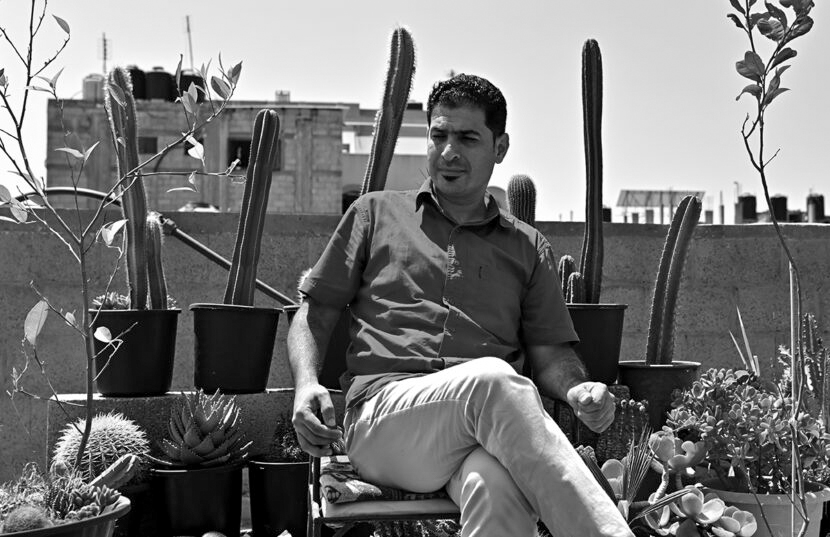 Portrait de l’artiste palestinien Mohamed Abusal, créateur de la série Ta couverture aux motifs complexes, présenté dans le cadre de la Saison Méditerranée 2026 à Marseille.