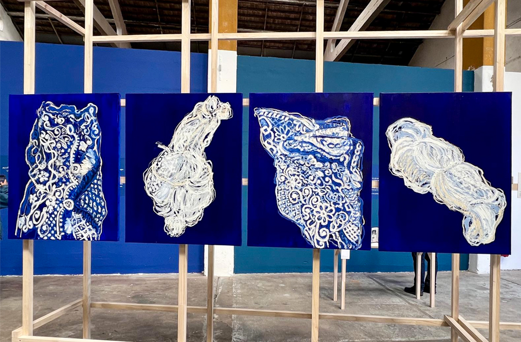 Œuvre de Mohamed Abusal, série Ta couverture aux motifs complexes, présentée à la Saison Méditerranée 2026 à Marseille : peintures indigo et blanches évoquant des linceuls.