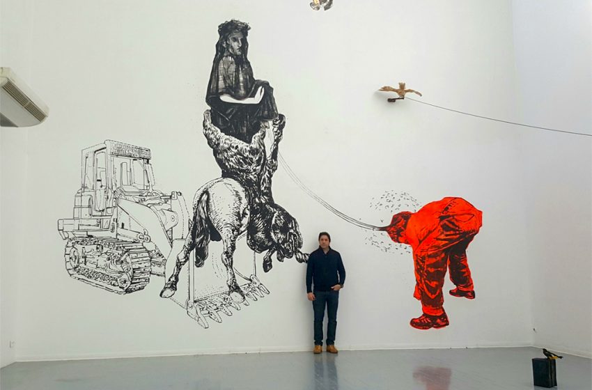 Mohamed Lekleti devant sa fresque murale Simorgh, œuvre in situ (wall drawing) à l’ISBA Besançon.