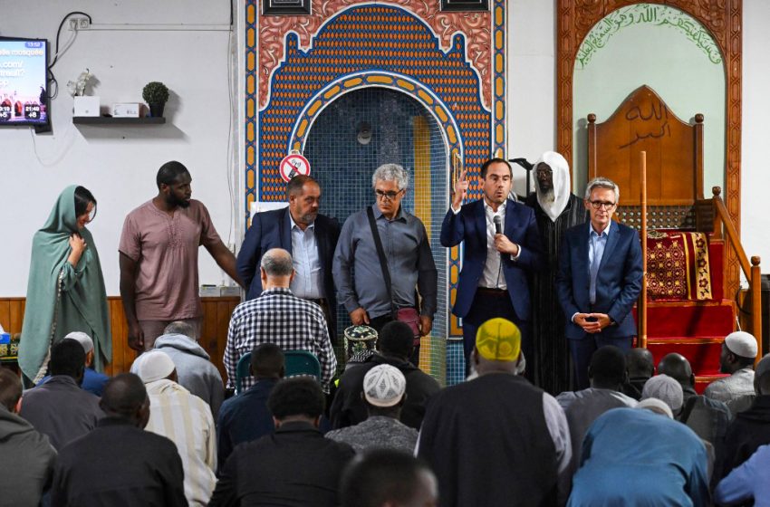 Le maire de Montreuil Patrice Bessac et des responsables locaux s’adressent à des fidèles devant la mosquée Islah après un acte antireligieux.