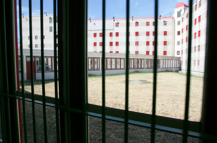 Prisons : canicule, surpopulation, un été sous haute tension ?