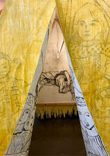 Installation artistique de Raed Issa représentant une tente de réfugiés, avec visages dessinés sur les parois intérieures, présentée dans le cadre de la Saison Méditerranée 2026 à Marseille.
