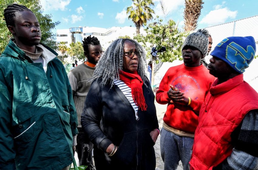 Saâdia Mosbah visite un camp de migrants subsahariens devant les bureaux de l’OIM à Tunis