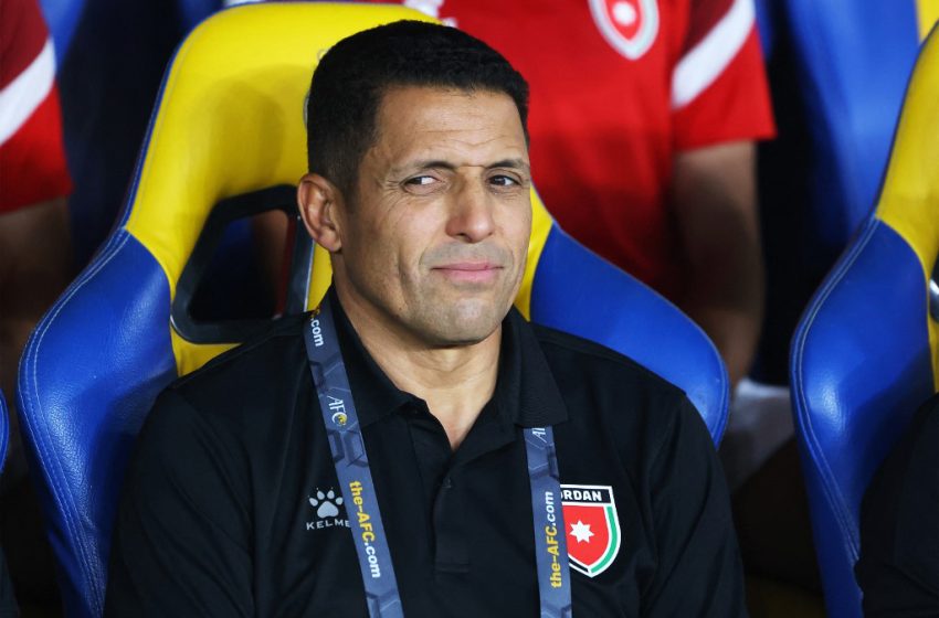 Houcine Ammouta lors d’un match de football, l’entraîneur marocain étant pressenti pour diriger le club égyptien d’Al Ahly.