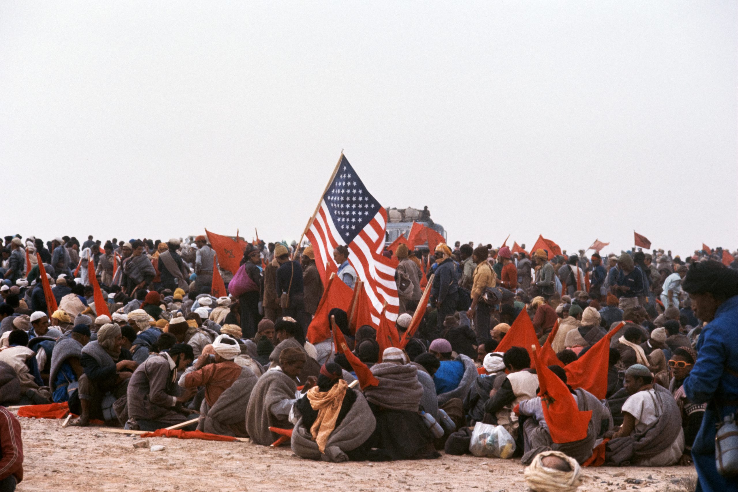 Des participants à la Marche verte brandissent des drapeaux américains en 1975.