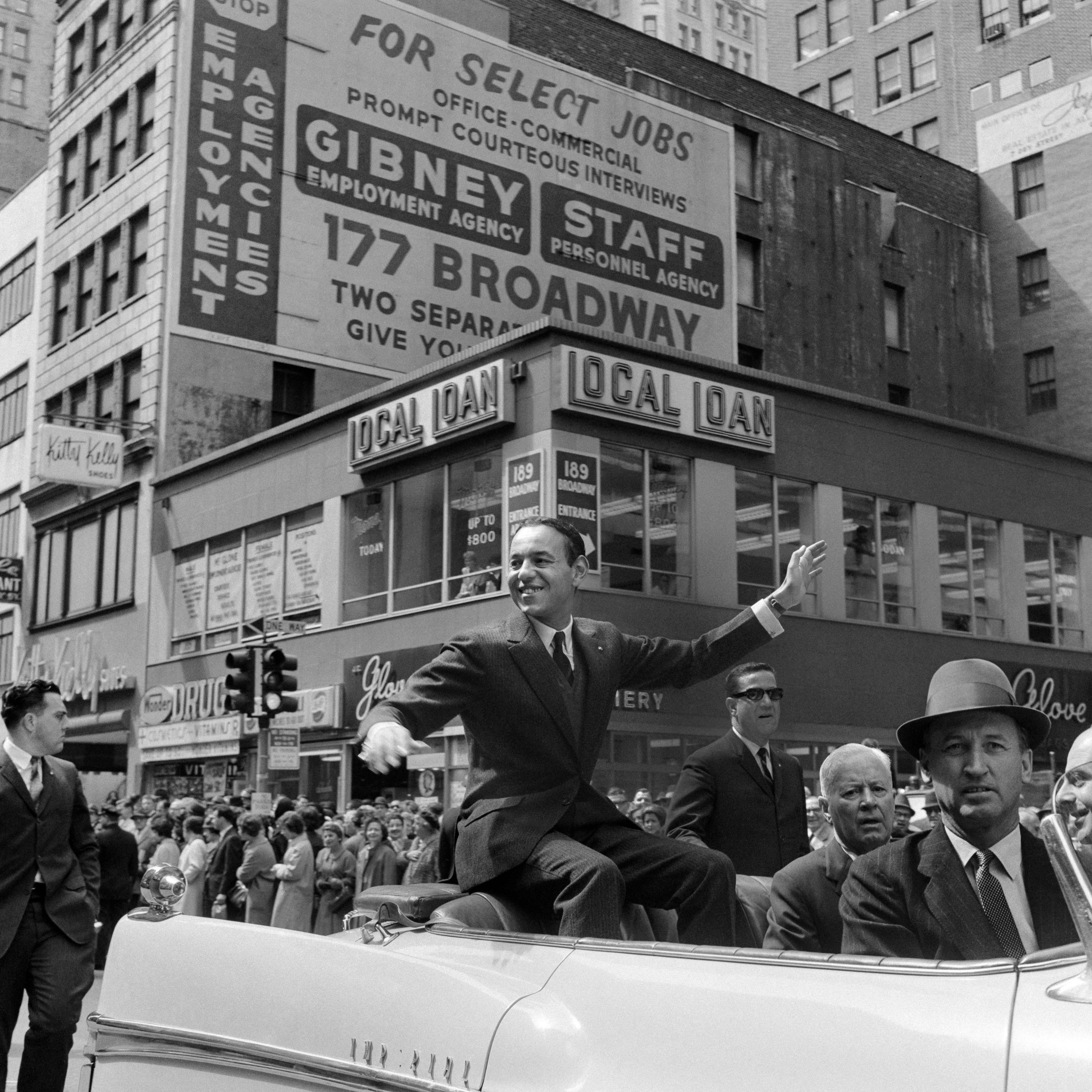 Le roi Hassan II salue la foule lors de sa visite officielle à New York en 1963.