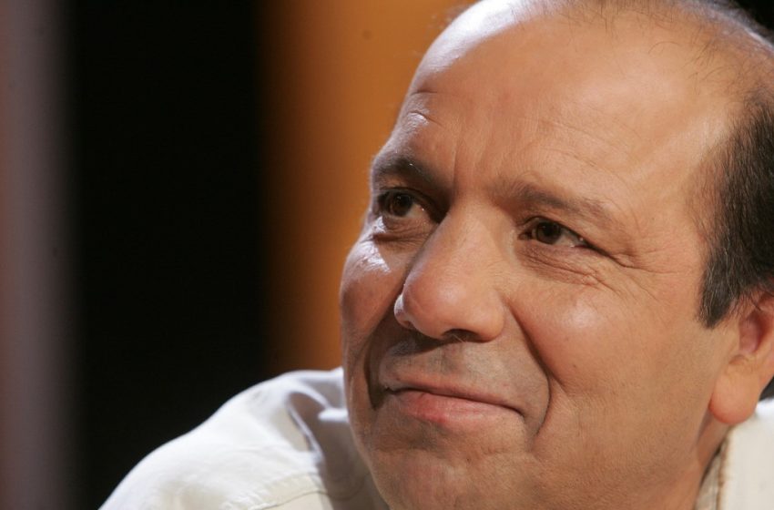 L'écrivain franco-algérien Mehdi Charef lors de la présentation de son livre À bras-le-cœur à la Maison de la Radio à Paris