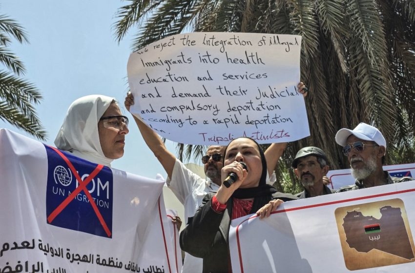 Manifestants libyens devant l’OIM à Tripoli lors d’un rassemblement contre les migrants et réfugiés en Libye