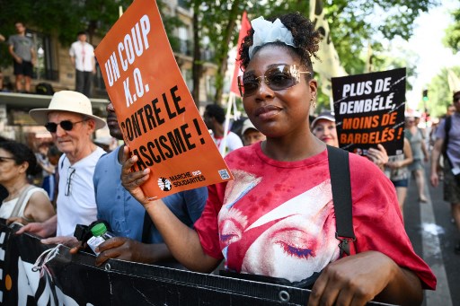 Manifestation contre le racisme et l’extrême droite à Paris avec une pancarte antifasciste, le 21 juin 2026
