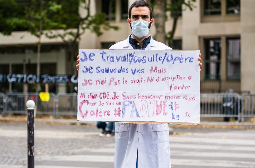 Médecin étranger Padhue manifestant à Paris pour la reconnaissance de son travail pendant le Covid