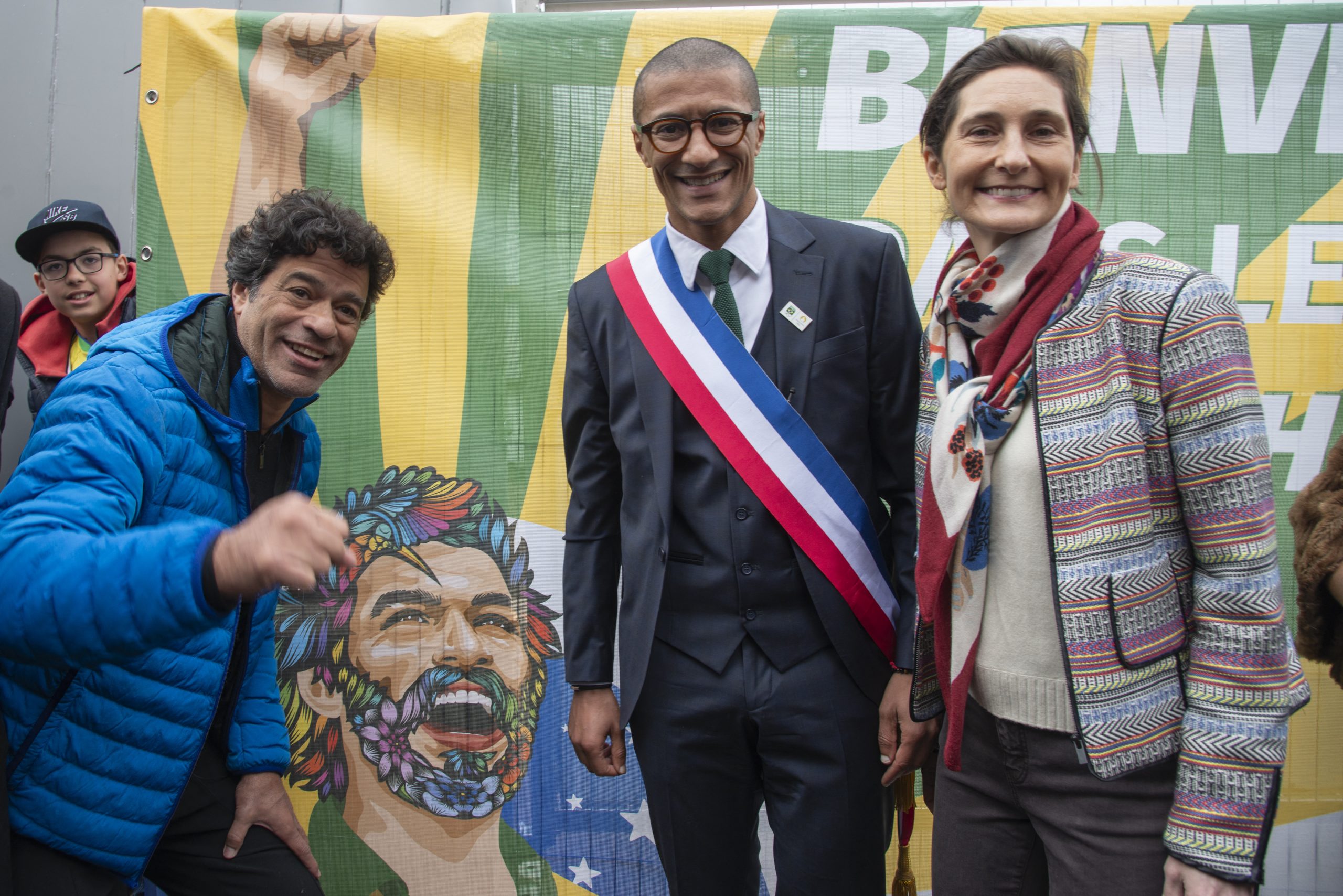 Karim Bouamrane, maire de Saint-Ouen, aux côtés d’Amélie Oudéa-Castéra et de l’ancien footballeur brésilien Raï lors de l’inauguration de la rue Docteur Socrates dans le Village des Athlètes des JO de Paris 2024.