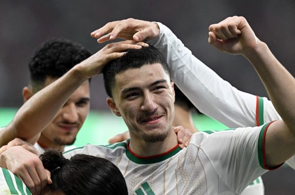 Ibrahim Maza, joueur algérien évoluant au Bayer Leverkusen, en action sur un terrain de football.