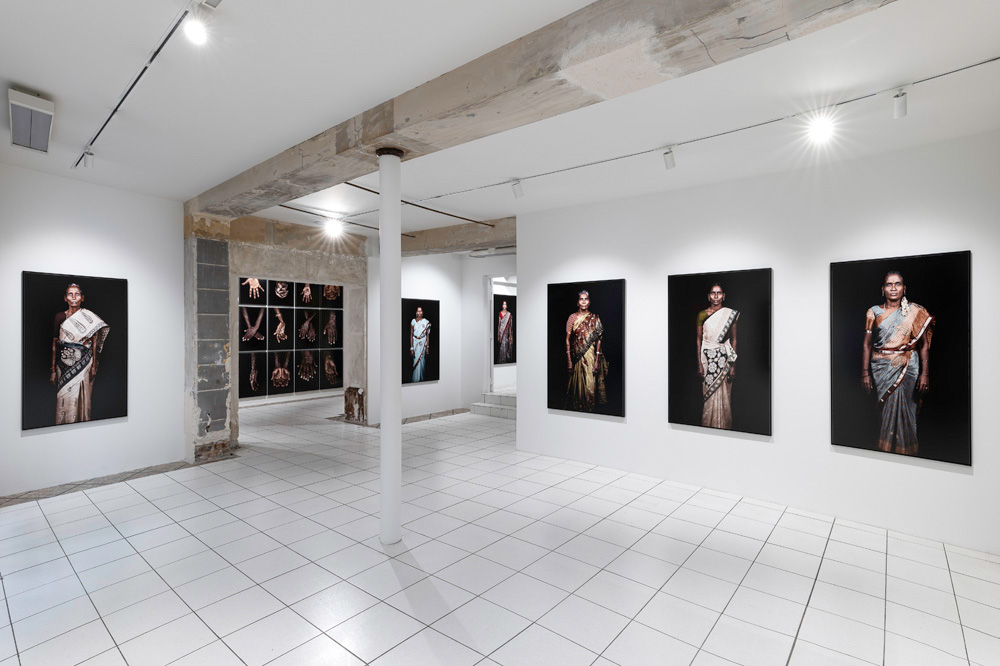 Vue de l’exposition « Made in India » de Leila Alaoui à la Galleria Continua, Paris, 2024.