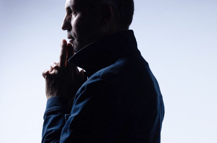 Portrait de Mohamed El Khatib, dramaturge et metteur en scène français, spécialisé dans le théâtre documentaire.
