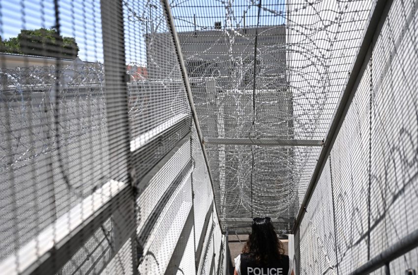 Policier français circulant dans le centre de rétention administrative (CRA) de Nîmes, dans le sud de la France, le 24 juillet 2025.