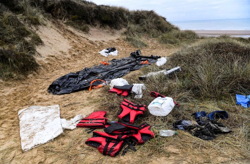 Débris d’un bateau pneumatique et gilets de sauvetage sur la plage de Wimereux après le naufrage ayant fait 31 morts dans la Manche en novembre 2021.