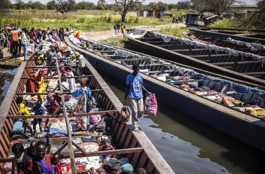 Réfugiés soudanais et sud-soudanais embarquant sur le Nil Blanc au port de Renk vers Malakal.