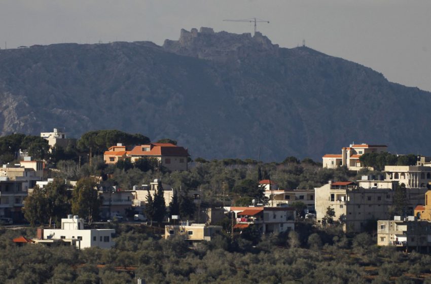 Vue de la forteresse de Beaufort, désormais sous contrôle israélien, située au sud du Liban, avec la ville de Kfar Kila au premier plan.