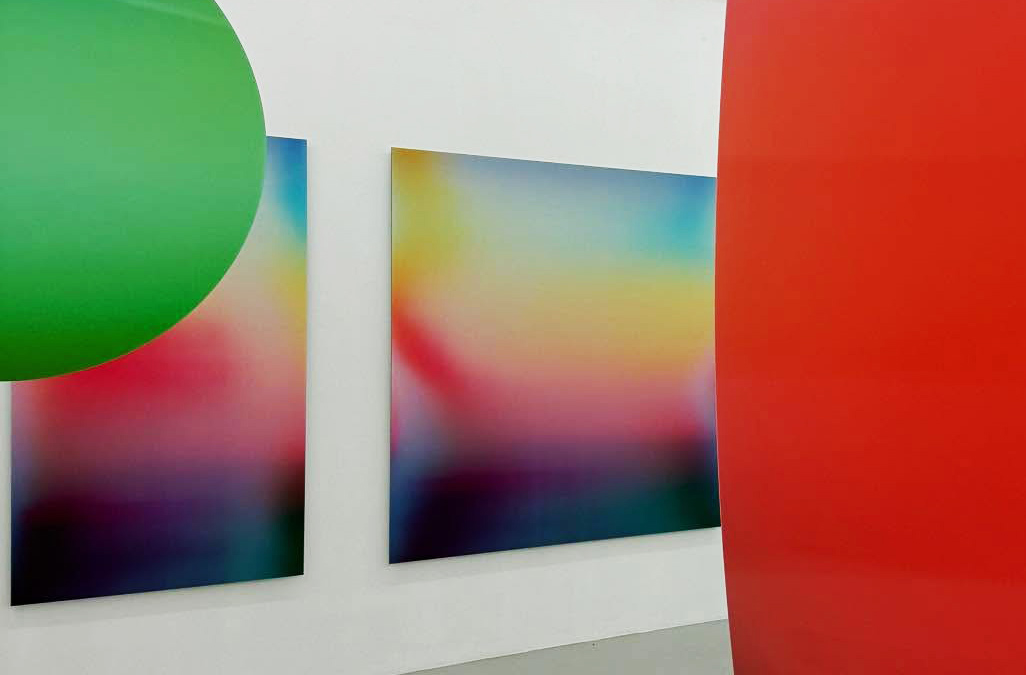 Vue d’exposition de Sillage de Mustapha Azeroual à l’Espace de l’Art Concret, montrant une installation photographique contemporaine dans un centre d’art à Mouans-Sartoux, le 10 mars 2025.
