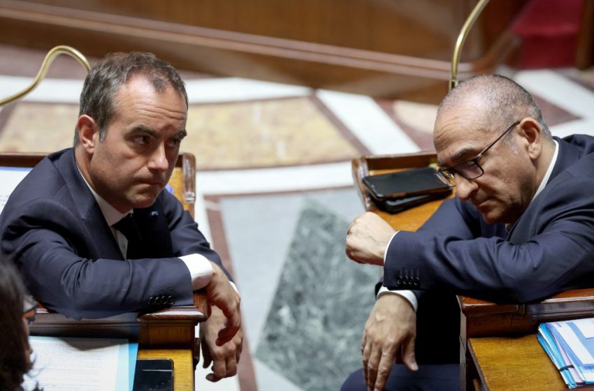 Sébastien Lecornu et Laurent Nuñez réagissent lors d’une séance de questions au gouvernement à l’Assemblée nationale à Paris.