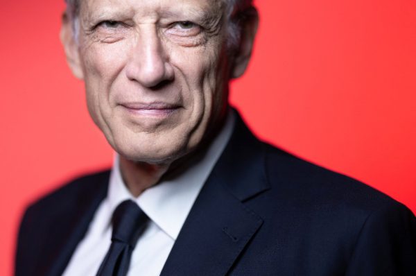 Portrait de Dominique de Villepin, ancien Premier ministre français, figure de la diplomatie et de la politique française.
