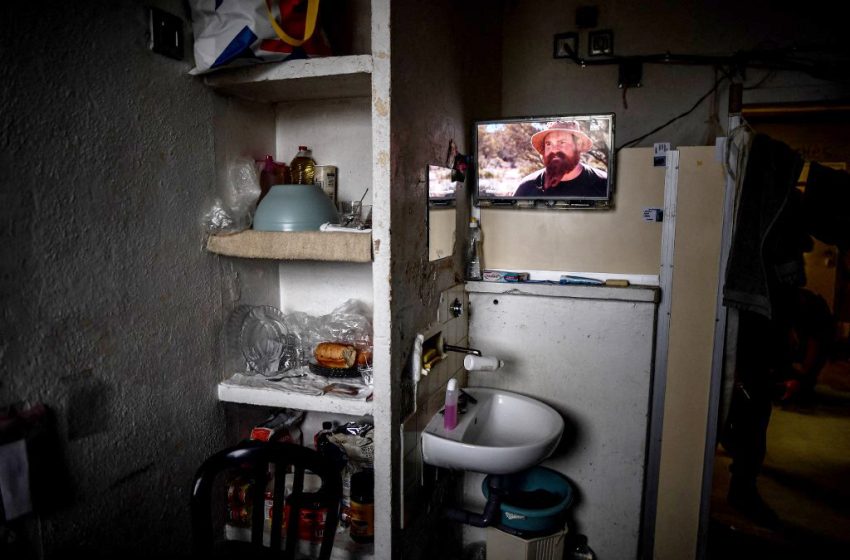 Intérieur d’une cellule du centre pénitentiaire de Bordeaux-Gradignan (Gradignan, France), photographiée le 11 décembre 2023 par Christophe Archambault / AFP.