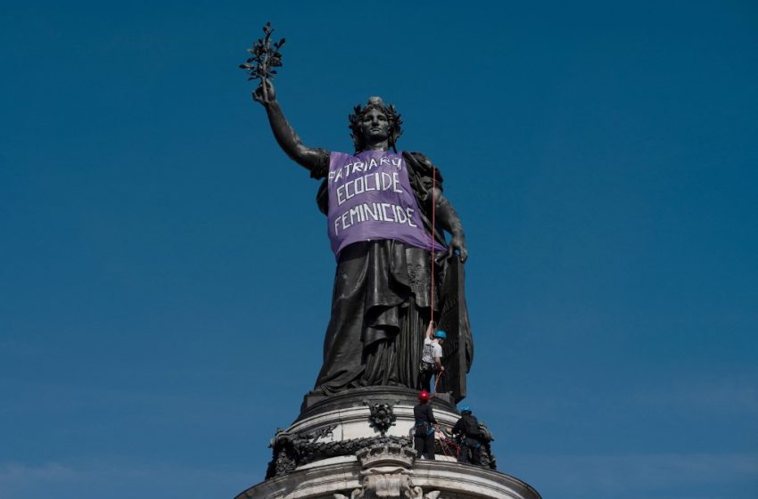Manifestation à Paris contre les féminicides et les violences faites aux femmes lors de la Journée internationale des droits des femmes.