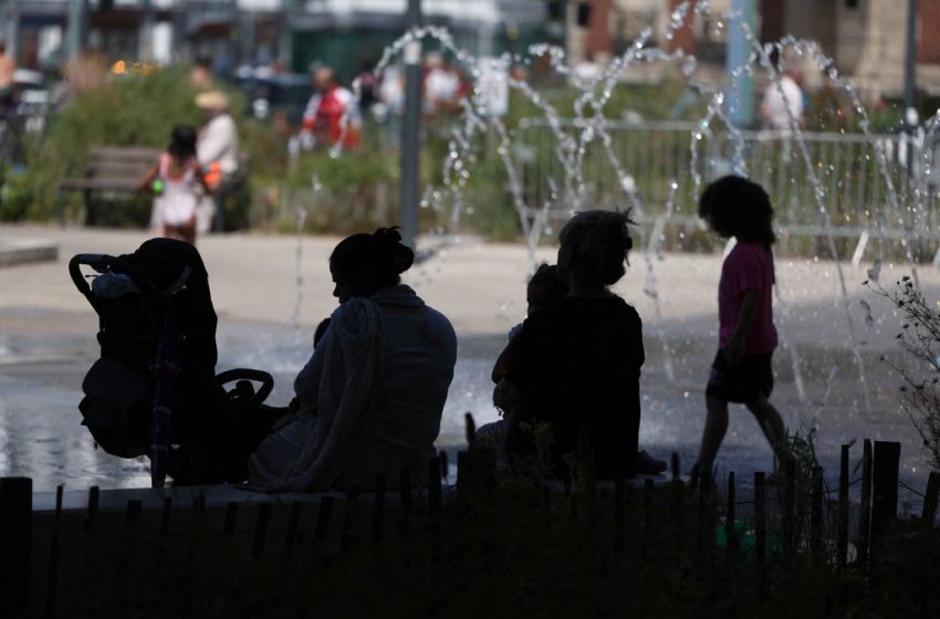 Des enfants et des passants se rafraîchissent près d'une fontaine pendant une canicule à Bobigny