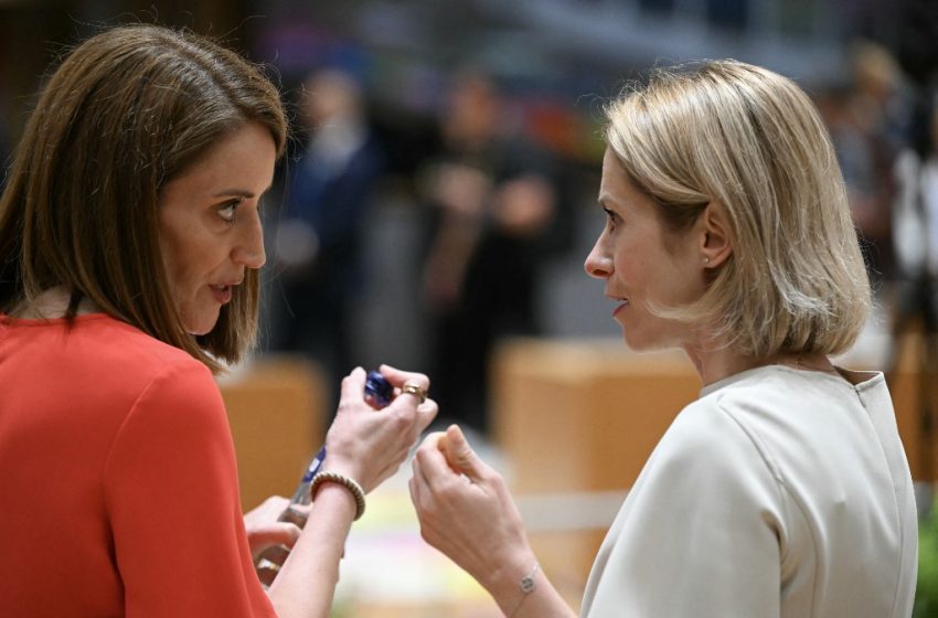La présidente du Parlement européen, Roberta Metsola, échange avec la cheffe de la diplomatie européenne, Kaja Kallas, lors d'un sommet de l'Union européenne à Bruxelles.