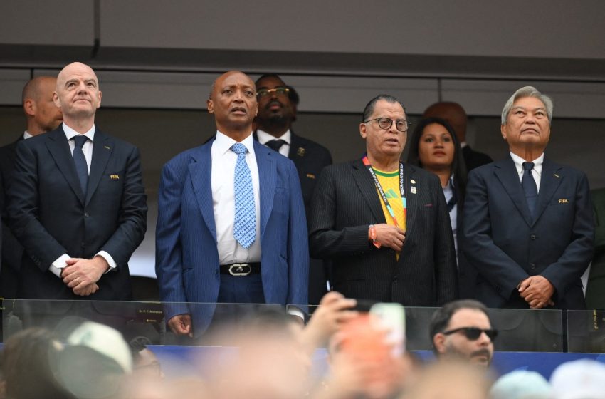 Gianni Infantino et Patrice Motsepe assistent au match Afrique du Sud-Canada lors de la Coupe du monde 2026 à Los Angeles