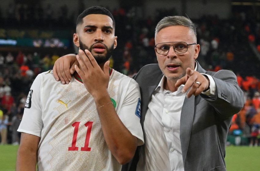 Ismael Saibari célèbre la qualification du Maroc avec le sélectionneur Mohamed Ouahbi après la victoire contre les Pays-Bas en Coupe du monde 2026
