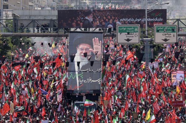 Des milliers d'Iraniens assistent aux funérailles du guide suprême Ali Khamenei à Téhéran.