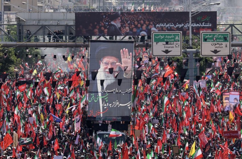 Des milliers d'Iraniens assistent aux funérailles du guide suprême Ali Khamenei à Téhéran.