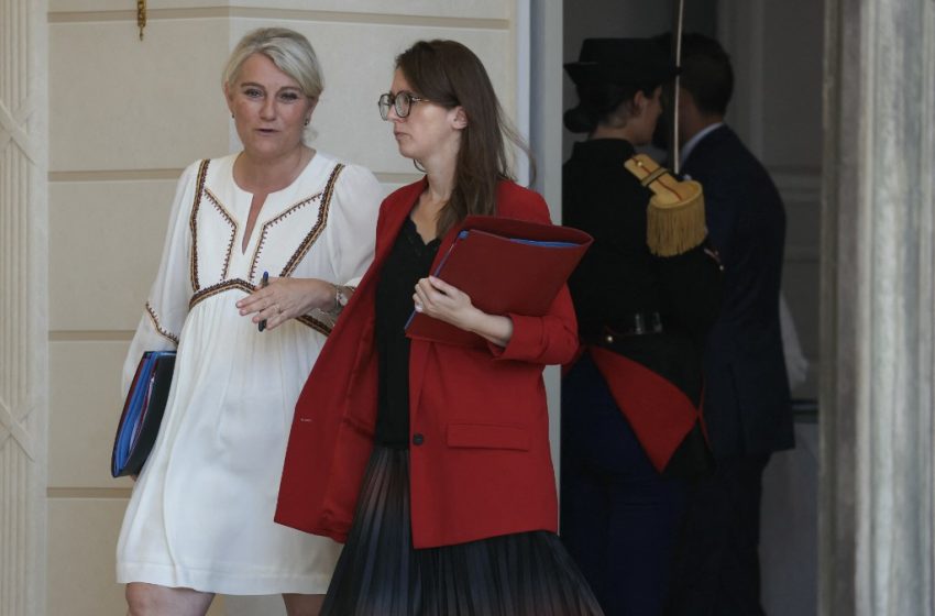 Aurore Bergé quitte le Conseil des ministres à l'Élysée après la présentation du projet de loi contre le racisme et l'antisémitisme.