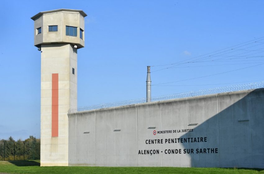 Vue extérieure de la prison de haute sécurité de Condé-sur-Sarthe, visée par un rapport dénonçant des violations des droits des détenus.