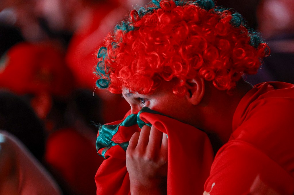 Un supporter marocain réagit devant l'écran géant du fan zone du stade Prince Moulay Abdellah pendant le quart de finale de la Coupe du monde 2026 entre le Maroc et la France.