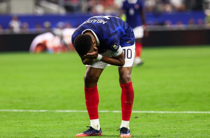 Kylian Mbappé pleure après la défaite contre l'Espagne