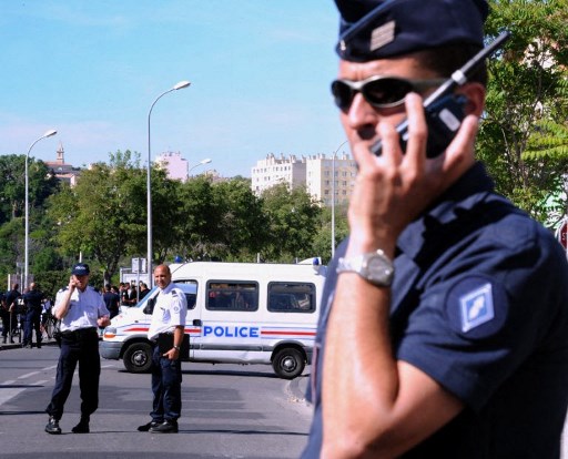 Des policiers interviennent sur une scène de crime à Marseille après une fusillade.